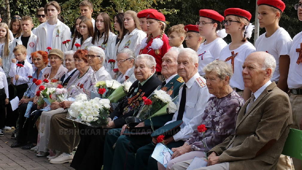 Торжественный митинг провели в Брянске в «Лесных сараях»