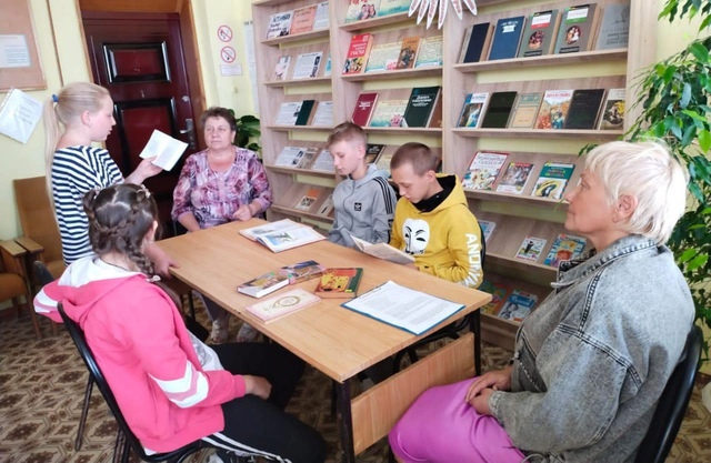 В Алешинской поселенческой библиотеке состоялось мероприятие «Читаешь ты, читаю я. Читает вся моя семья»