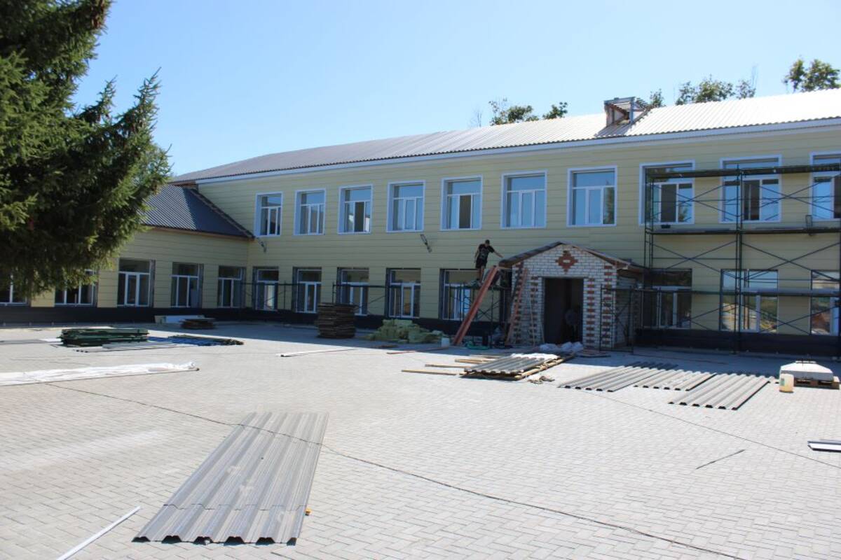 В Стародубском округе продолжается капитальный ремонт школы