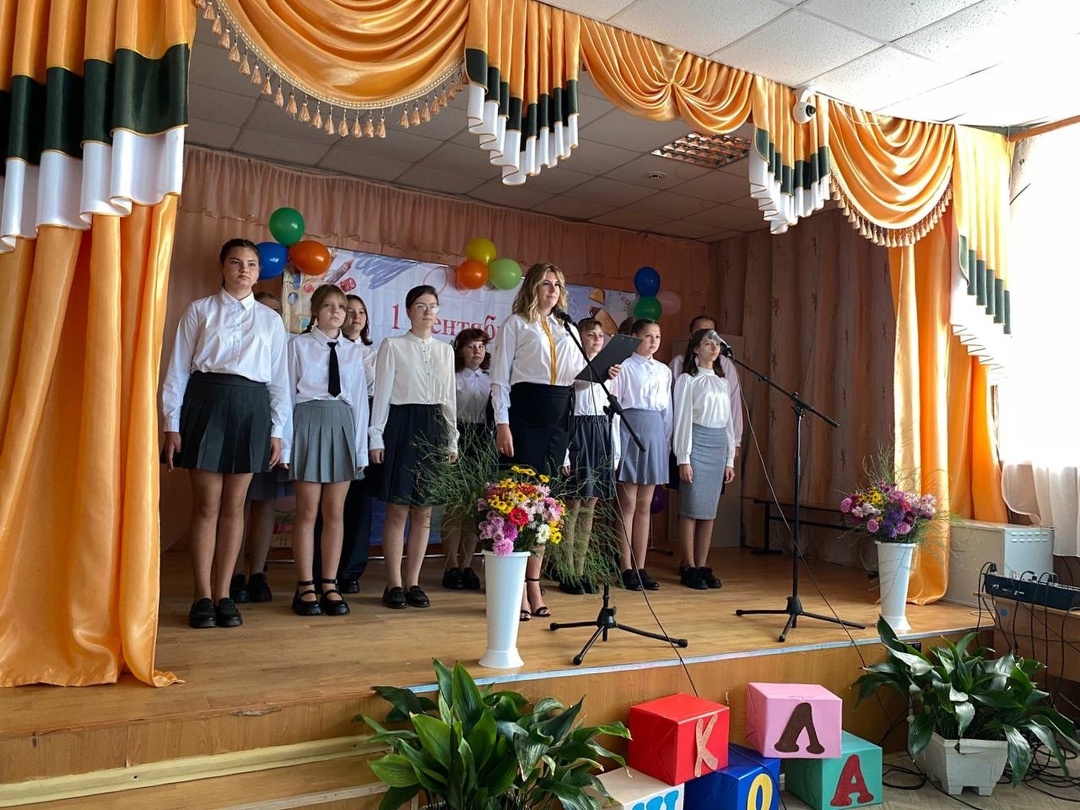 В МБОУ Дубровской №2 СОШ состоялась торжественная линейка, посвященная Дню Знаний