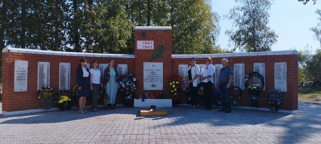 Сотрудники Дубровской библиотеки почтили память павших в годы ВОВ