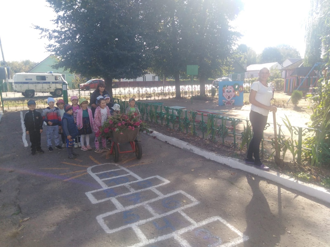 Воспитанники МБОУ Дубровской № 1 СОШ приняли участие в субботнике