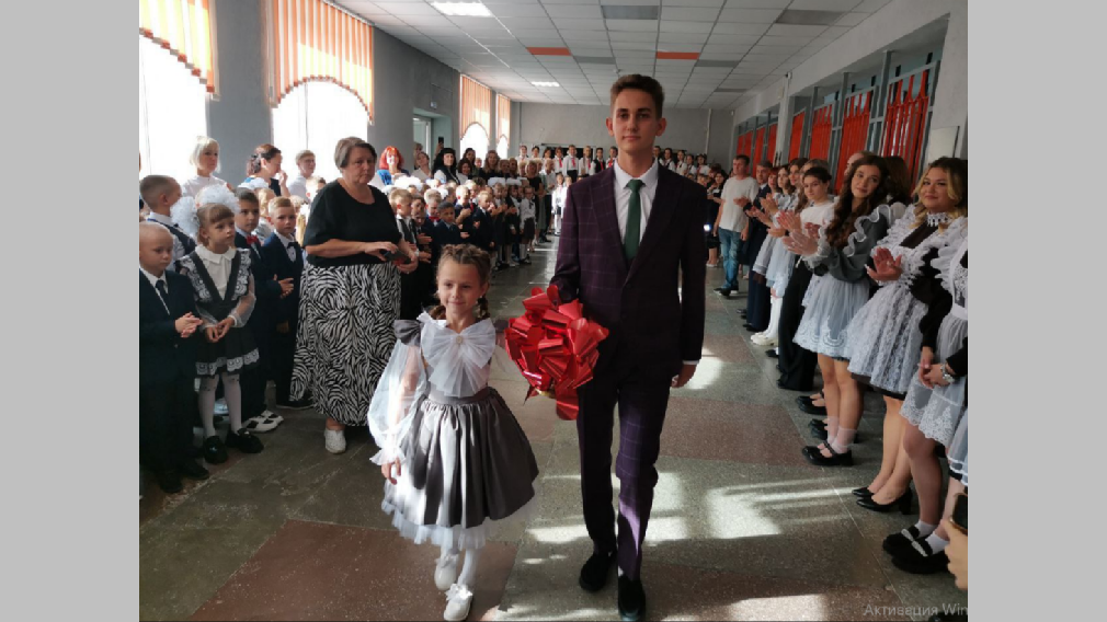 В клинцовской школе №9 им. Андрея Карлова звонок прозвенел для 112 первоклашек