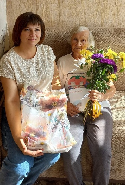 Сотрудники ГБУ КЦСОН Дубровского района поздравили с 90-летием жительницу района