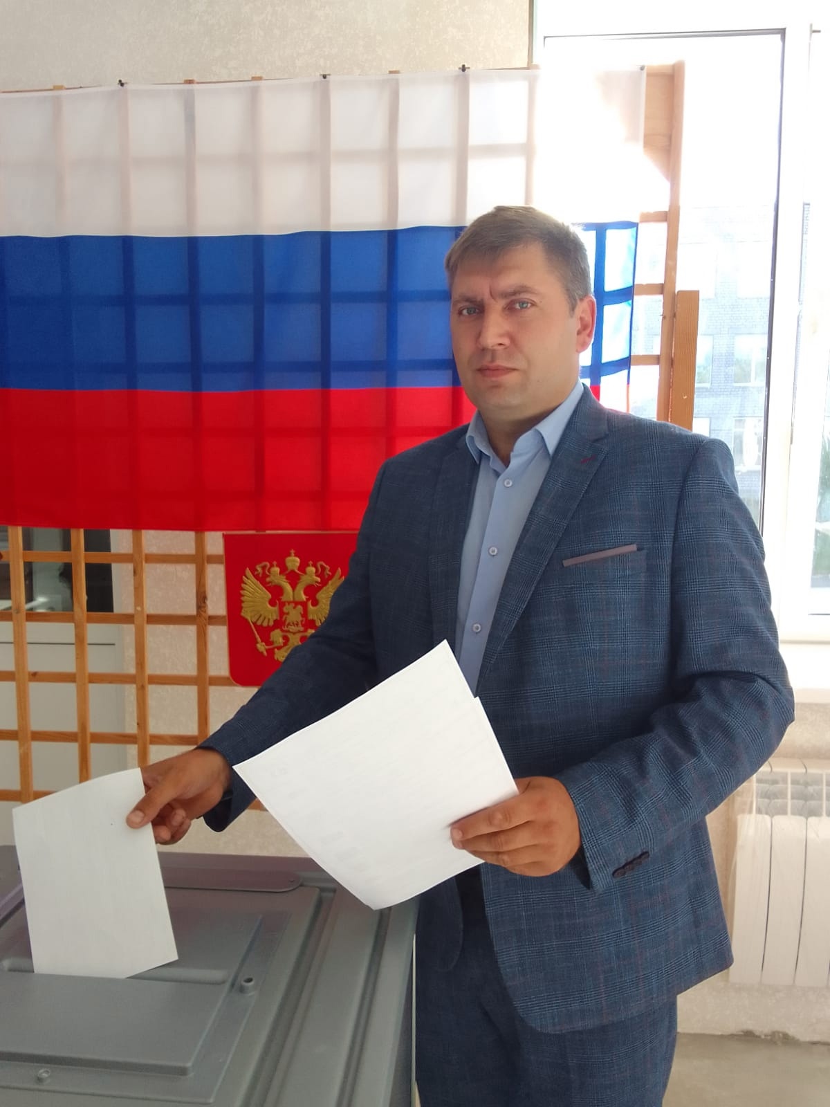 Житель п. Дубровка Александр Вячеславович Сорокин в числе первых отдал свой голос на избирательном участке