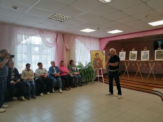 Члены Клуба для пожилых людей ГБУ КЦСОН Дубровского района посетили выставочный проект «Знаете каким он парнем был!»