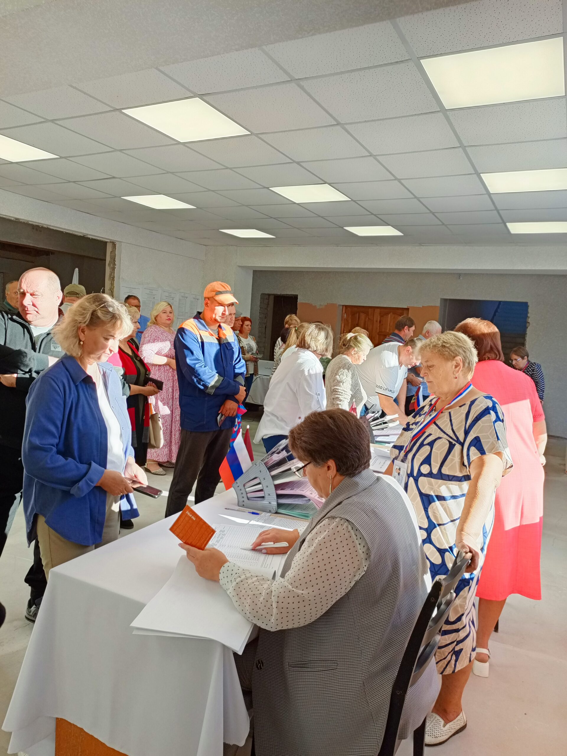 Жители Дубровского района массово голосуют на избирательных участках