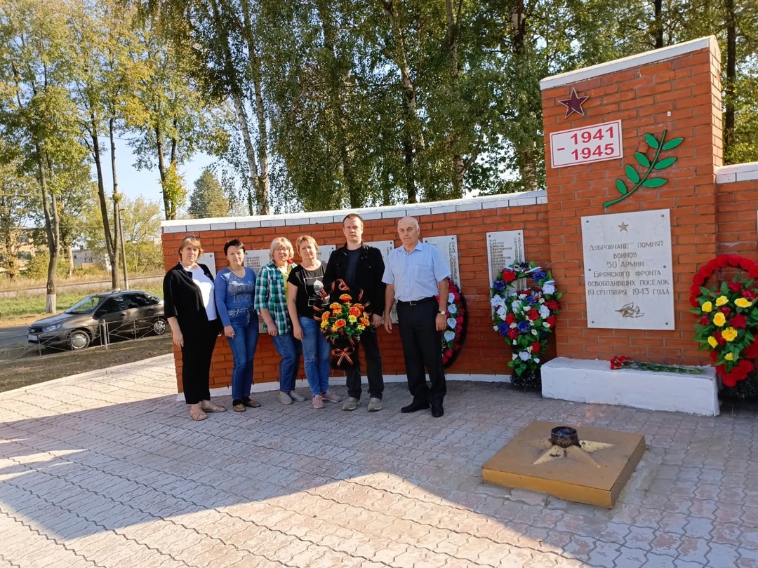 Предприятия и организации Дубровского района приняли участие в церемонии возложения цветов к мемориалу Славы