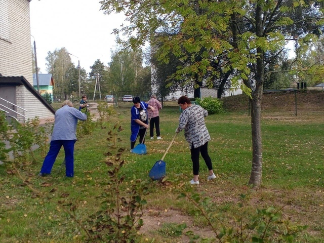 Сотрудники ГБУ КЦСОН Дубровского района приняли участие в общеобластном субботнике