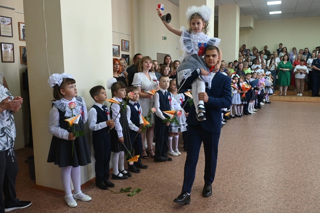 В МБОУ «Сещинской СОШ им. К.Я.Поварова» прошла линейка, посвященная Дню знаний