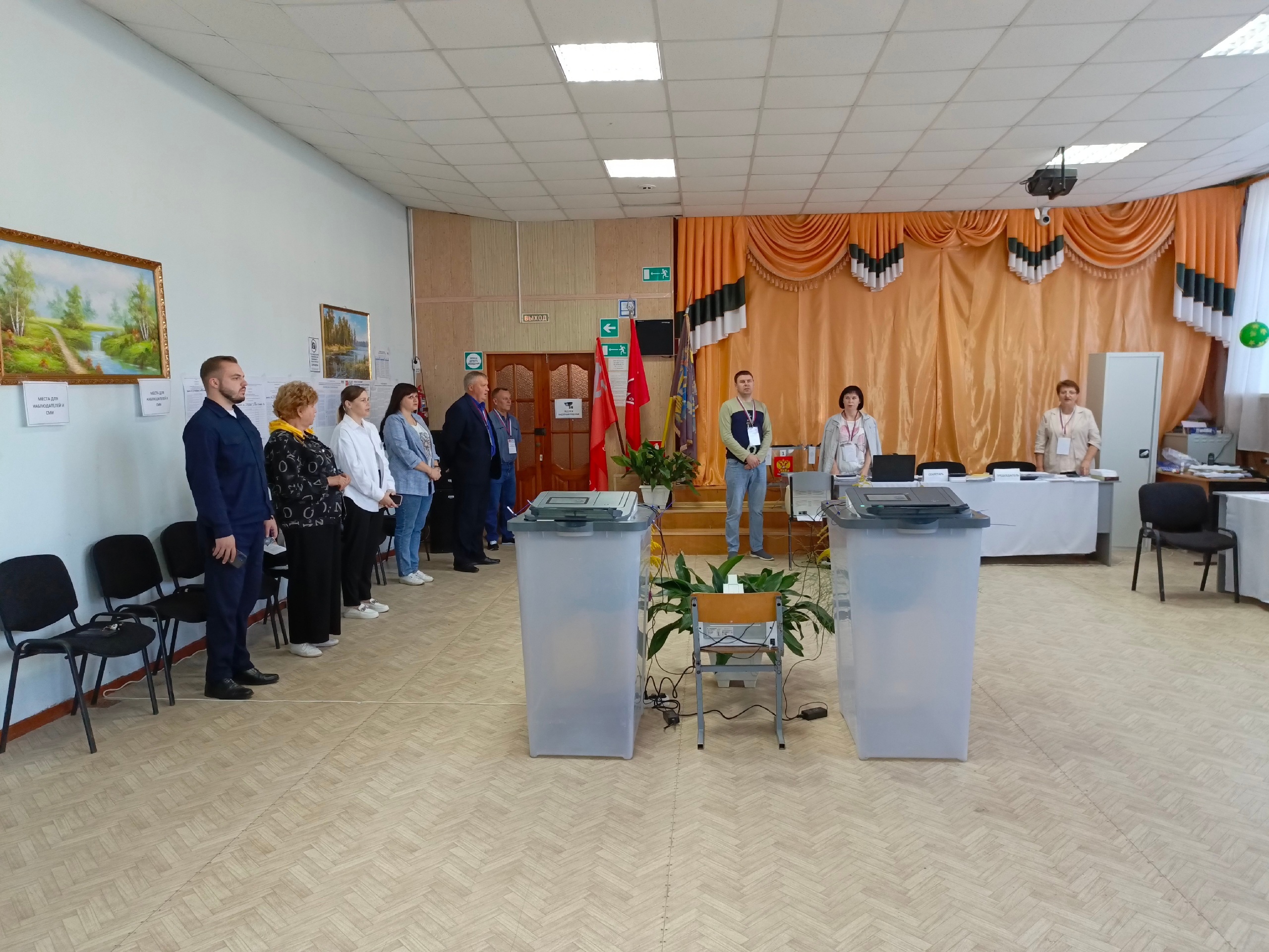 Работа на избирательных участках в Дубровке началась с исполнения гимна РФ