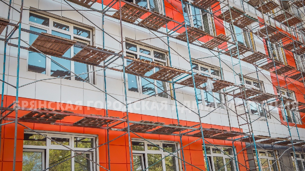 В Брянске продолжается капитальный ремонт школы №13