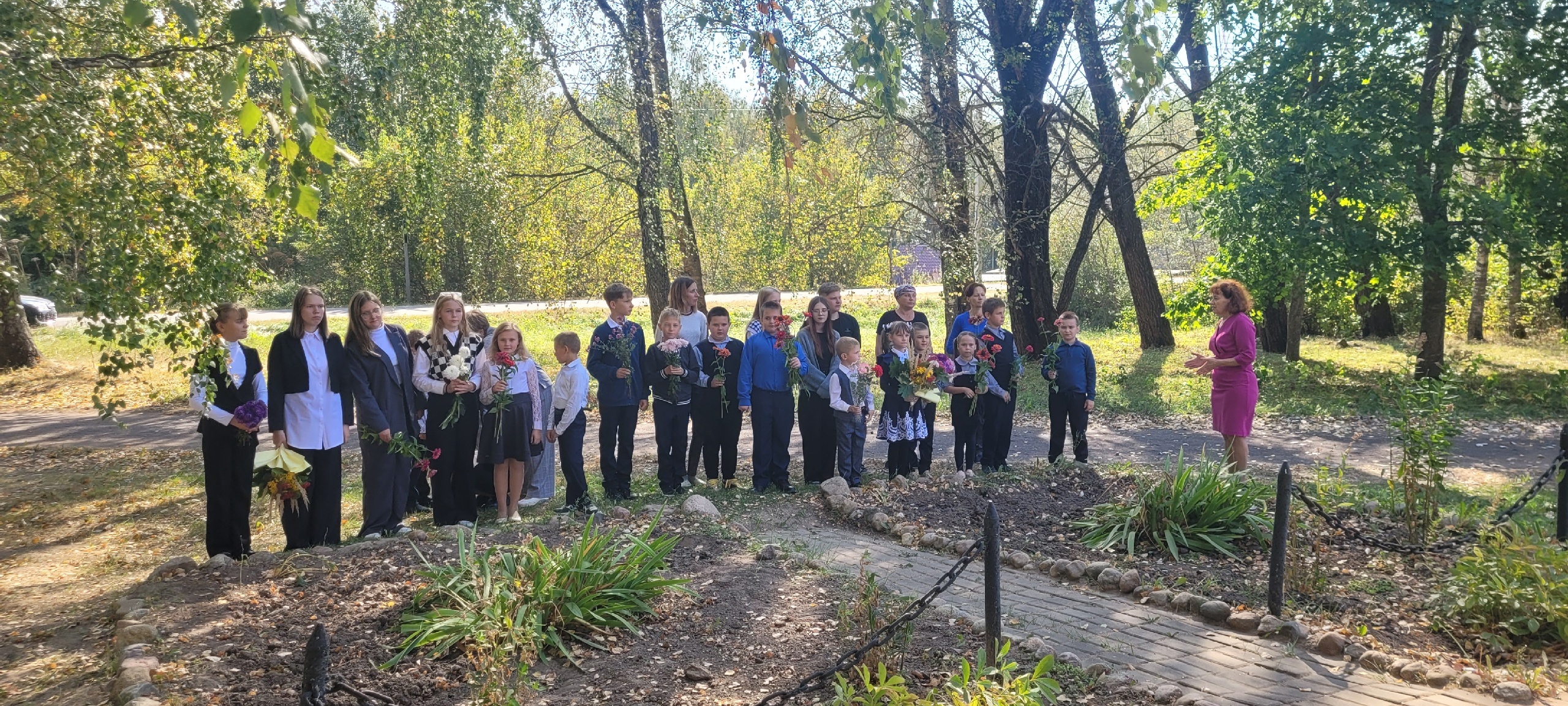 В Давыдчинской ООШ возле памятника Воинам-землякам, погибшим в ВОВ, состоялся митинг «Этих дней не смолкнет слава!»