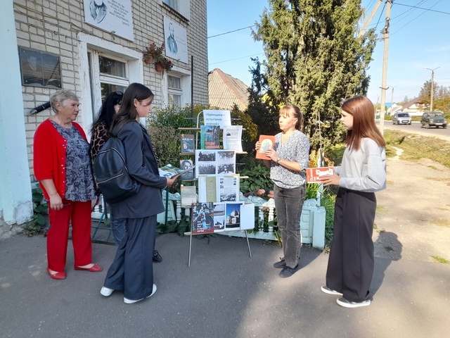 Центральная межпоселенческая библиотека поселка Дубровка поздравила всех дубровчан с Днём освобождения родного посёлка