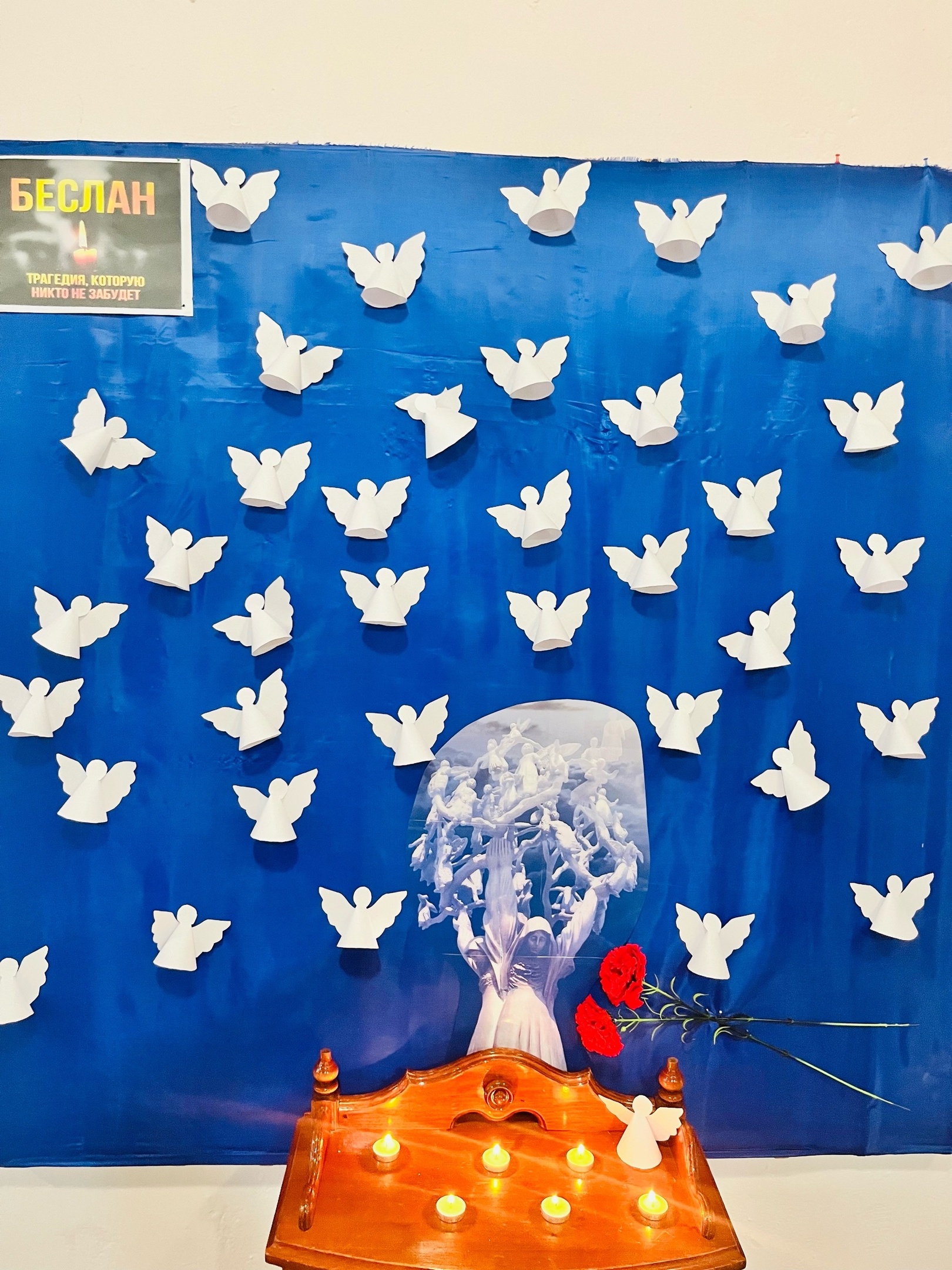 Обучающиеся МБОУ Дубровской №1 СОШ изготовили стенд «Беслан-город ангелов»