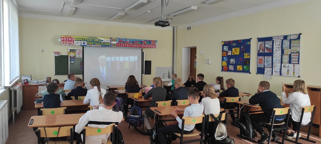 В МБОУ «Сещинская СОШ им. К.Я.Поварова» состоялись «Разговоры о важном» на тему «Век информации»