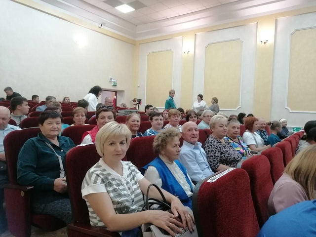 Члены Клуба для пожилых людей и слушатели Университета третьего возраста ГБУ КЦСОН Дубровского района посетили театрализованное представление «Верните сыновей»