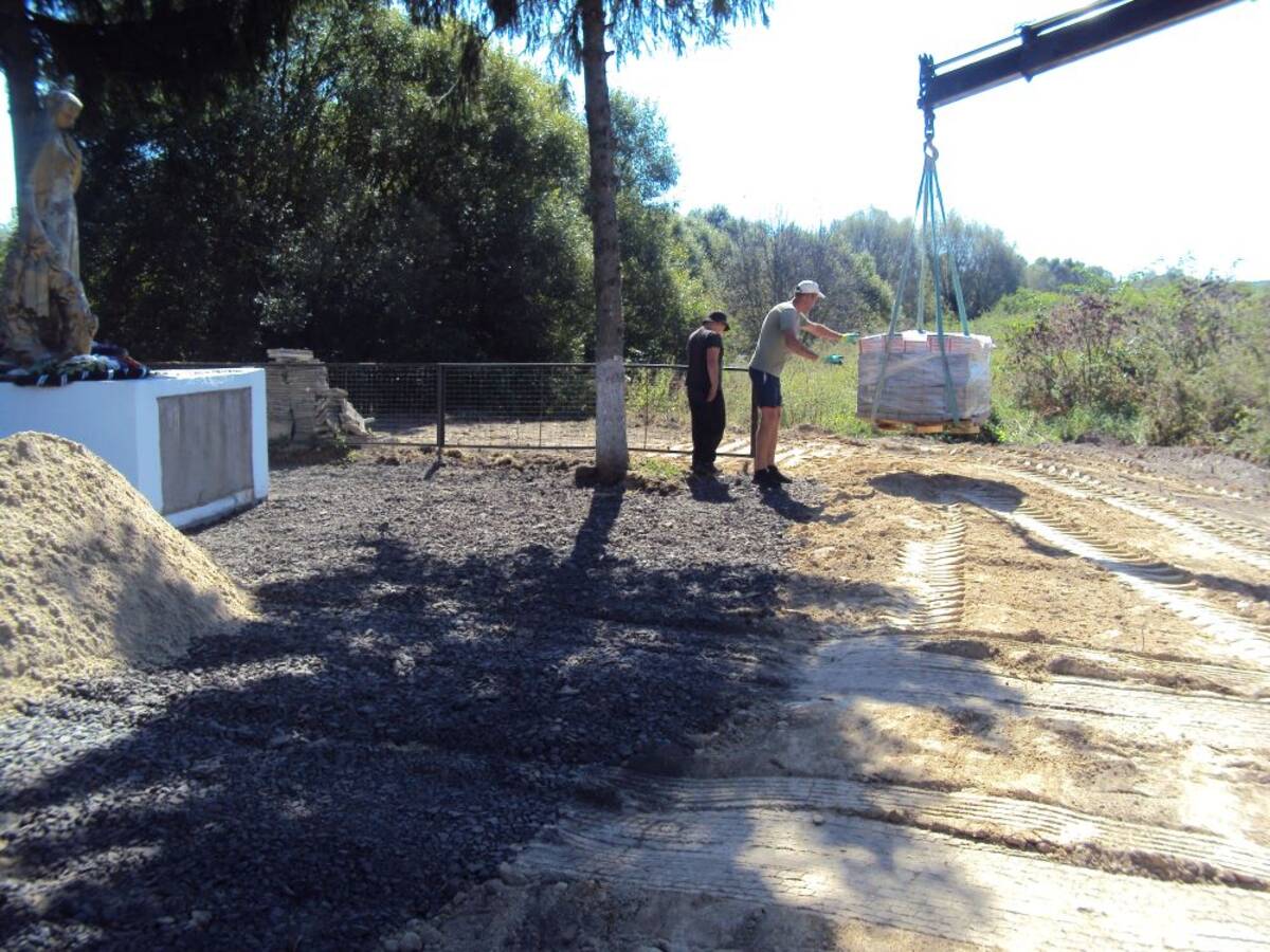 Воинское захоронение благоустраивают в Брасовском районе