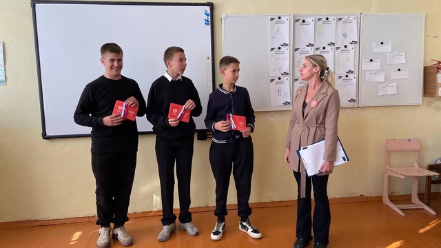 В рамках проекта Движения Первых «Мы — граждане России!» учащиеся Рябчинской СОШ получили обложки на паспорт