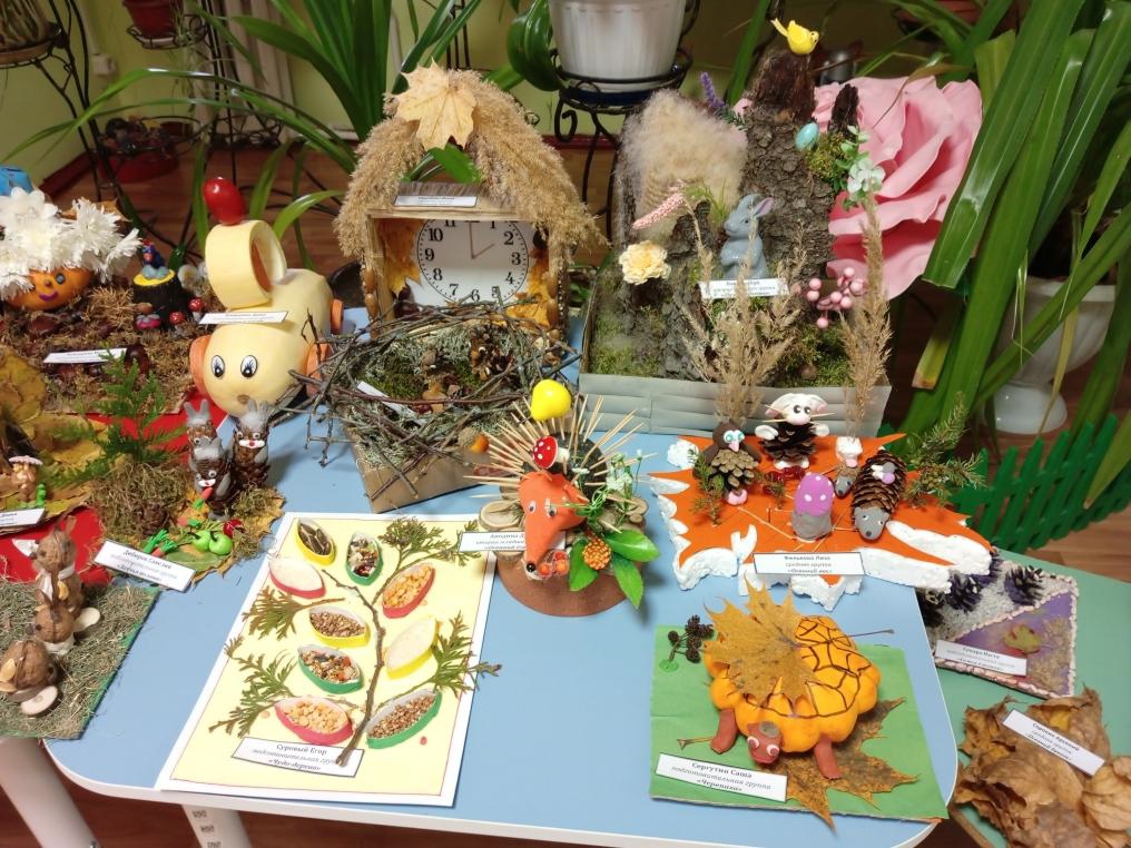 В Дубровском детском саду №4 проходит выставка осенних поделок «Семьи бывают разные»