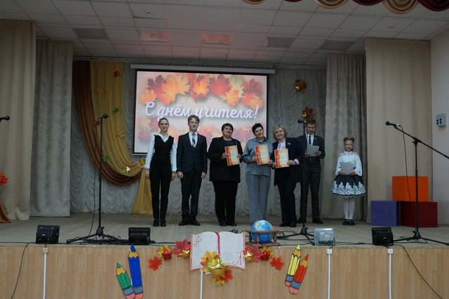 В МБОУ «Сещинская СОШ им. К.Я.Поварова» состоялся концерт ко Дню Учителя!