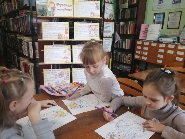 В Рябчинской ПБ прошел познавательный час «Русская матрёшка — один из самых известных символов России»