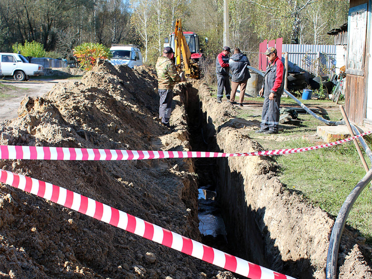 В Суземке по улице Молодежной прокладывают водопровод