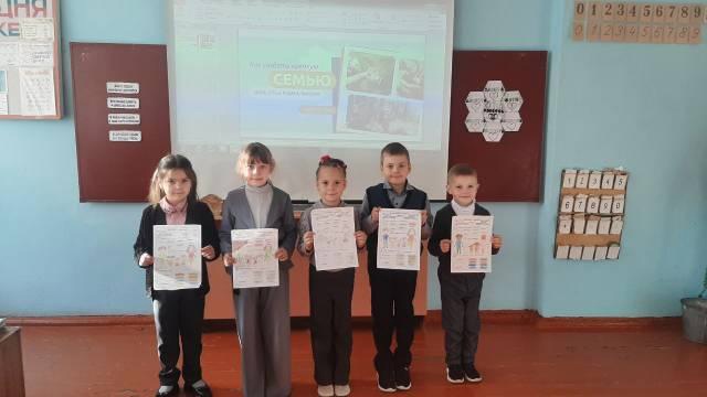 В Давыдчинской ООШ прошли внеурочные занятия «Разговоры о важном» на тему: «Как создать крепкую семью?»