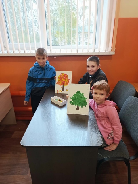 Воспитанники ГБУ КЦСОН Дубровского района смастерили осенние поделки