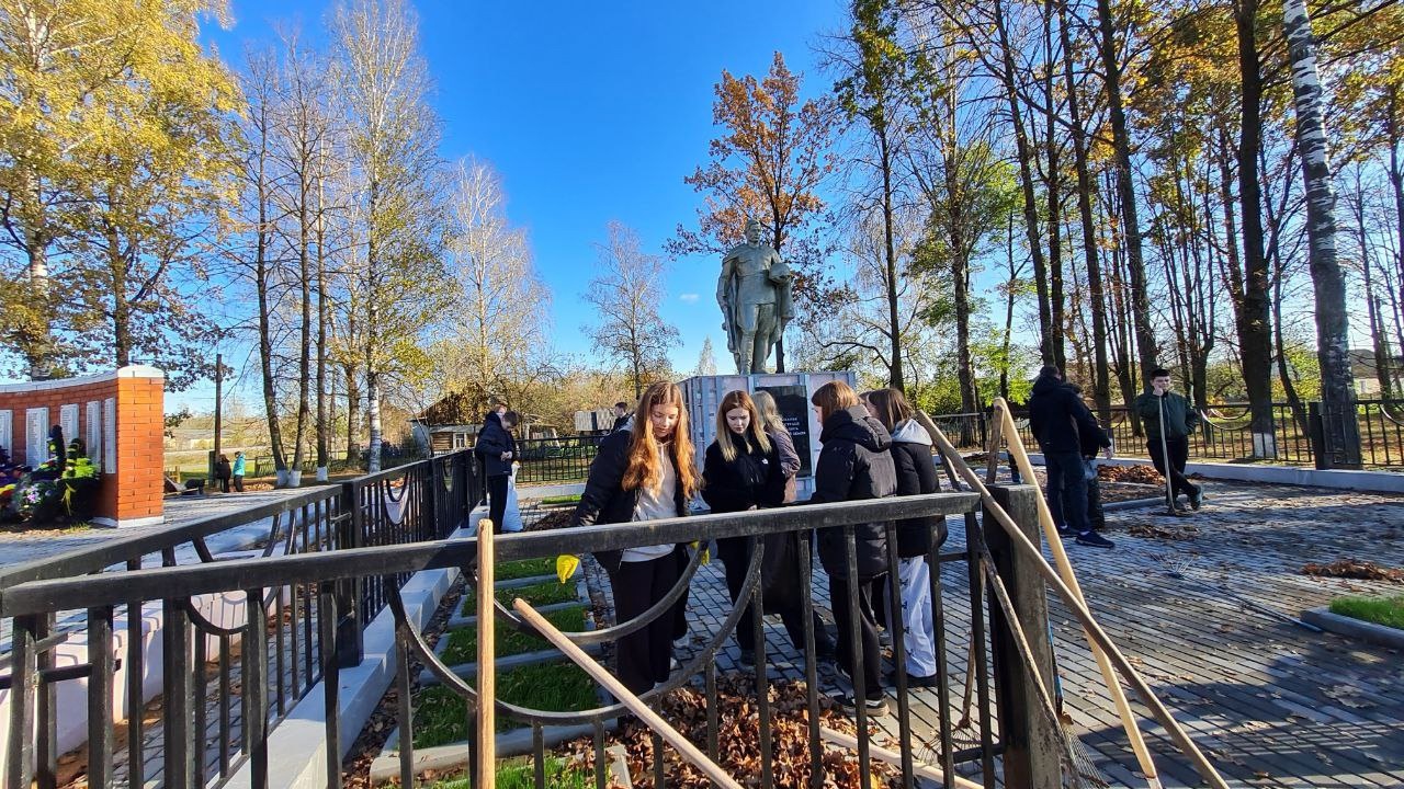 В поселке Дубровка прошел субботник на Мемориале Славы поселка Дубровка