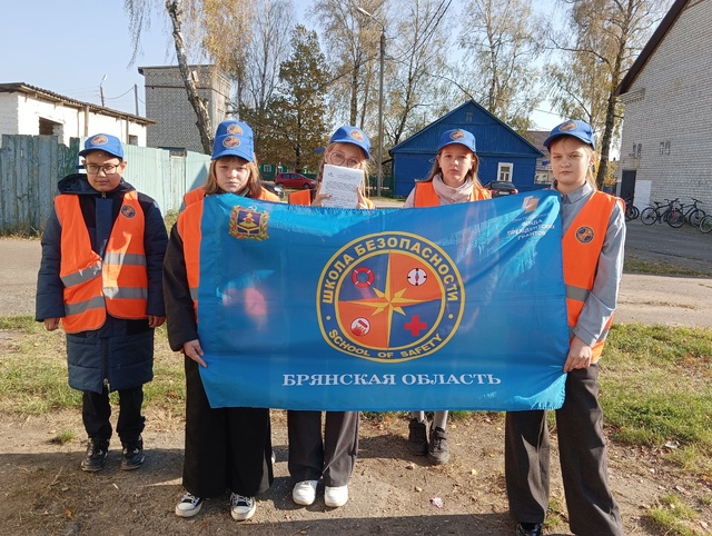 Обучающиеся МБОУ Дубровской №1 СОШ провели на площади посёлка Дубровка информационные встречи с жителями