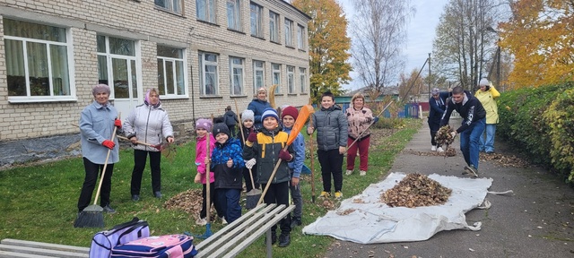 В Давыдчинской ООШ состоялся осенний субботник по уборке пришкольной территории