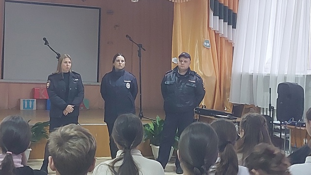 В МБОУ Дубровской №1 СОШ  состоялась встреча обучающихся с сотрудниками правоохранительных органов