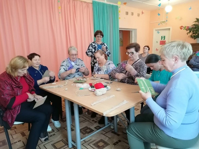 В ГБУ КЦСОН Дубровского района прошел мастер-класс по изготовлению целительной куклы-оберега «На здоровье»