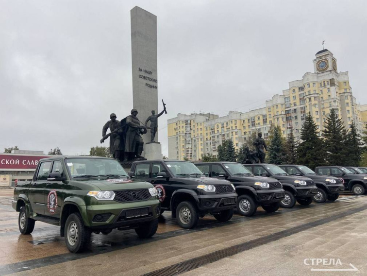 В Брянске на площади Партизан прошло вручение ключей от новых автомобилей подразделению «БАРС-Брянск»