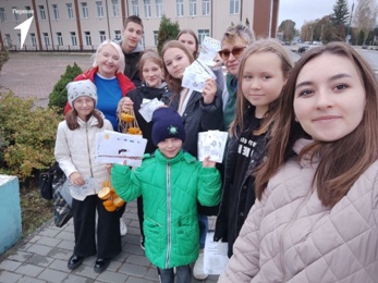 Злынковские Первые изготовили кормушки