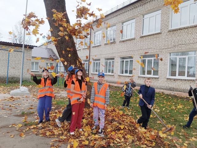 В Дубровской № 1 СОШ состоялся субботник по благоустройству пришкольной территории