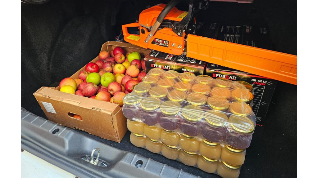 Брянская областная библиотека передала участникам спецоперации мед, яблоки и бензопилы