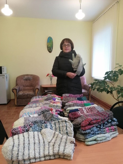 Пожилые дубровчанки вяжут для участников СВО