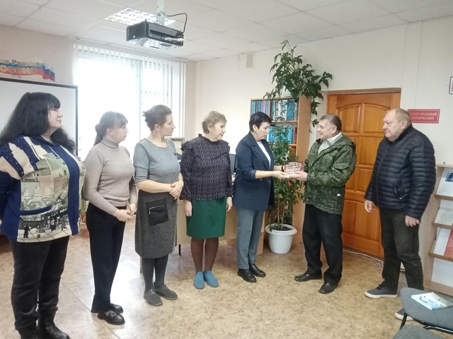 Виктор Андреевич Мглинец подарил свою книгу «Генералы и адмиралы РККА.Уроженцы Брянщины»