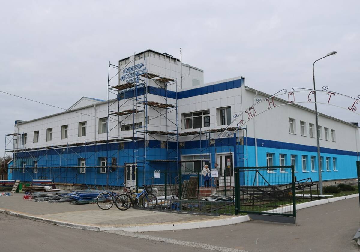 В Комаричах Брянской области обновляют фасад физкультурно-оздоровительного комплекса