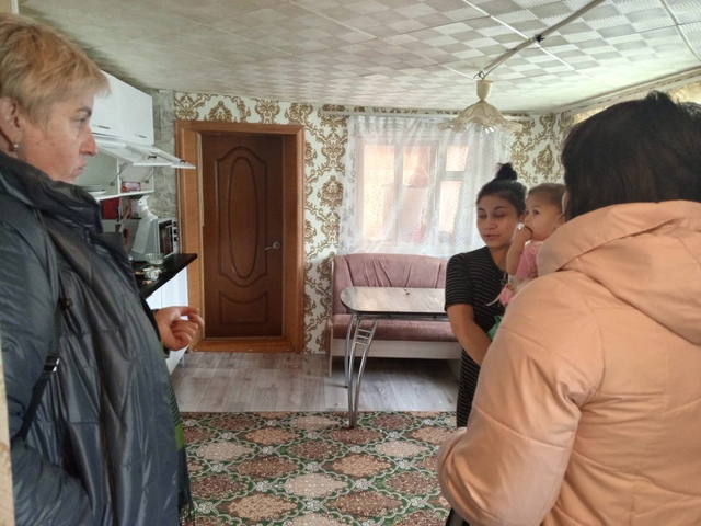 Специалисты ГБУ КЦСОН Дубровского района оказывают помощь семье из Курской области