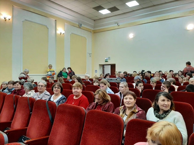 Сотрудники ГБУ КЦСОН Дубровского района посетили праздничный концерт ко Дню народного единства