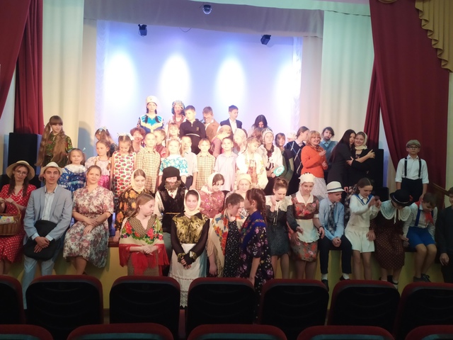 В Дубровском Доме культуры прошёл муниципальный этап областного фестиваля школьных театров «Классика в классы»