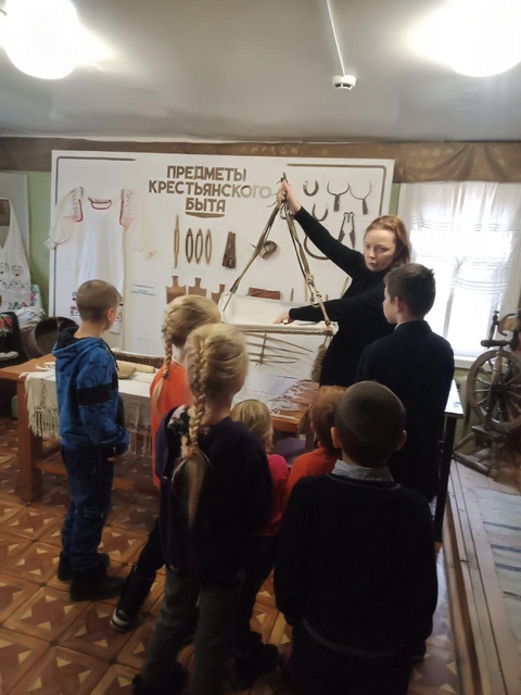 Воспитанники ГБУ КЦСОН Дубровского района посетили выставку в районном краеведческом музее