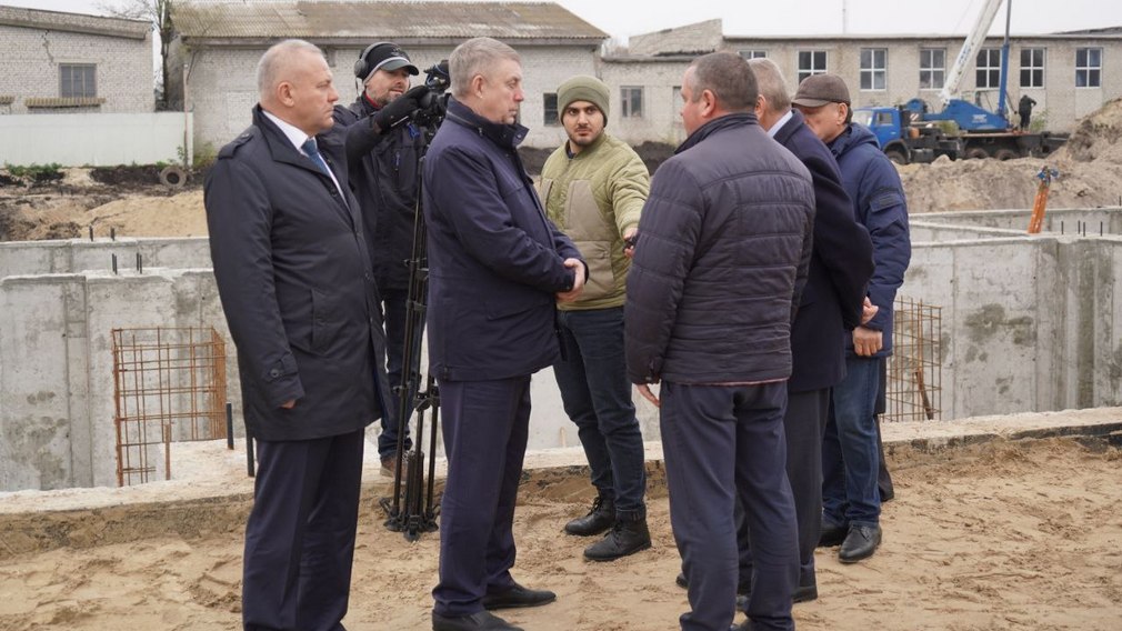 Губернатор Богомаз контролирует строительство социальных и спортивных объектов