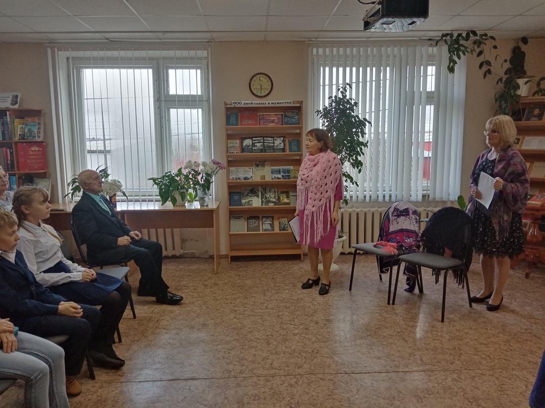 В Дубровской библиотеке состоялся литературный час «Недопетая песня России…»