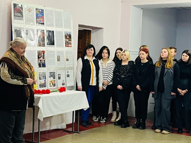 В МБОУ Дубровской №1 СОШ состоялся экспресс-митинг «Путь служения и доблести»