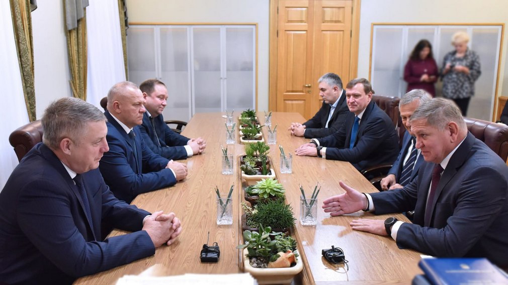 Губернатор Александр Богомаз рассказал о перспективах развития новозыбковского предприятия