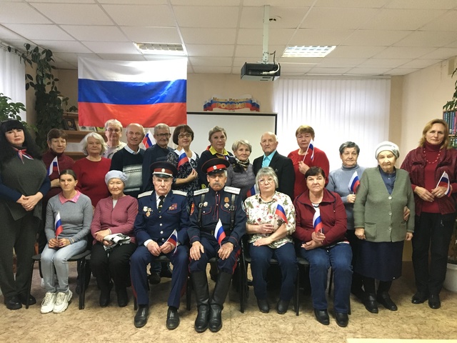 В Дубровской библиотеке бсостоялся патриотический час «Единая семья – Россия»